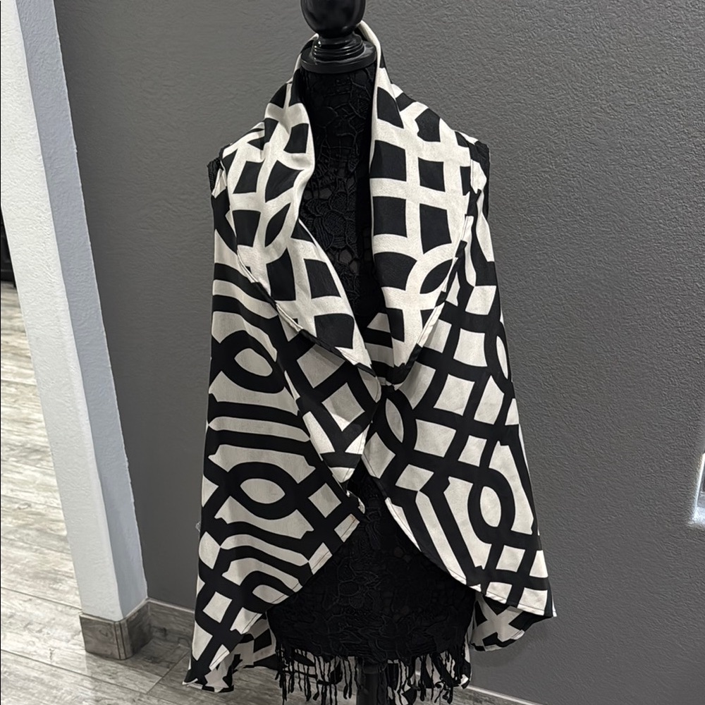 Black and White Geometric Patterned Sleeveless Wrap